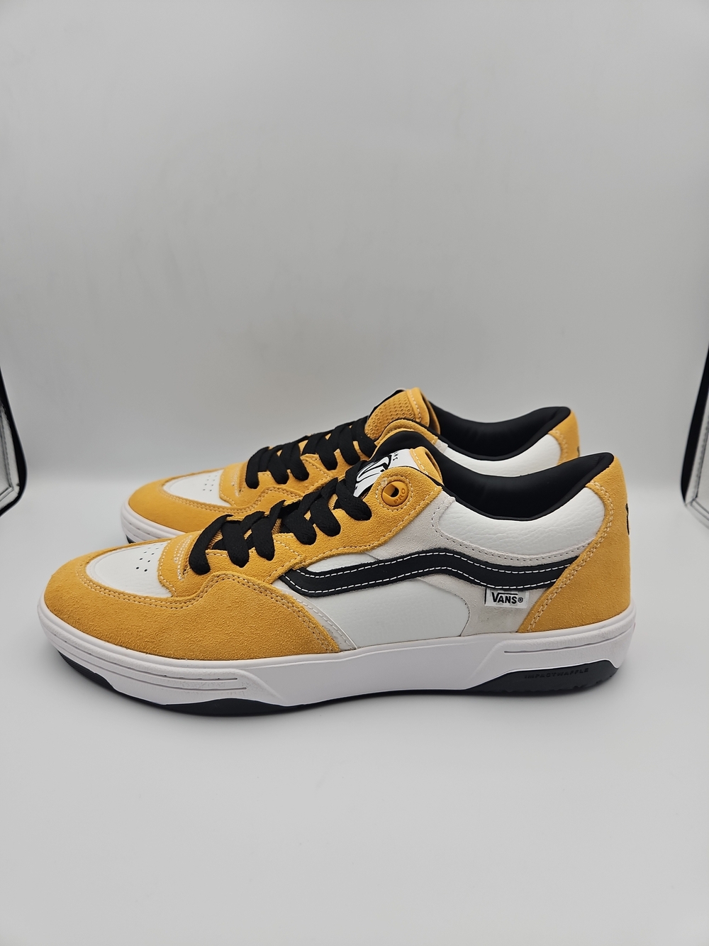 Vans Men's Yellow and White Skate Sneakers